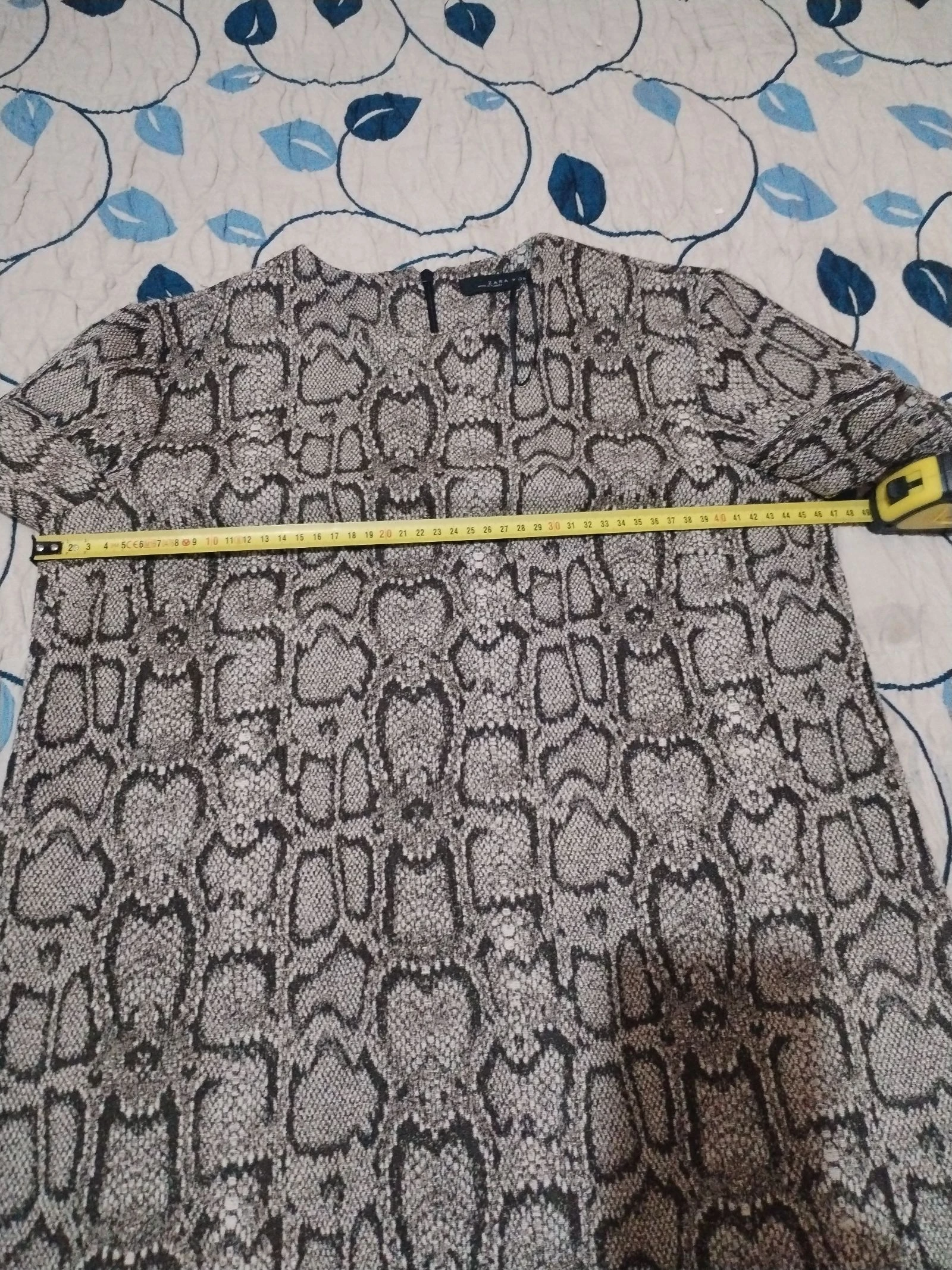 Vestido de verano de Zara con un estampado de serpiente o de cocodrilo – photo 8
